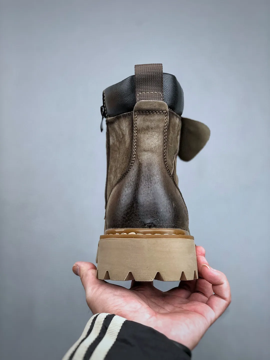 Local 💰640 supports store opening new goods 🚀 #Timberland Timberland/Timberland new autumn and winter products essential outdoor leisure rhubarb boots series for autumn and winter #Guangdong Dachang quality original box original packaging fashion trend matching fabrics made of Italian 🇮🇹 top matte fine-grained cowhide lightweight outsole with anti-odor and anti-corrosion genuine leather latex insoles from outsole to hardware are made from OEM raw materials Same as the original Goodyear's never-opening glue process. Good products don't kill pigs. The quality of the first order is strictly controlled. Exclusively released on the entire network. The quality is beyond doubt. The full set of official website unified packaging gives you a perfect wearing experience. The quality is exquisite and durable. A must-have for sportsmen. Specializes in not looking handsome. High-quality feet feel first-class. This winter, it is specially used for outdoor cold protection. Daily casual matching. Size: 38-44 (leather shoe size)